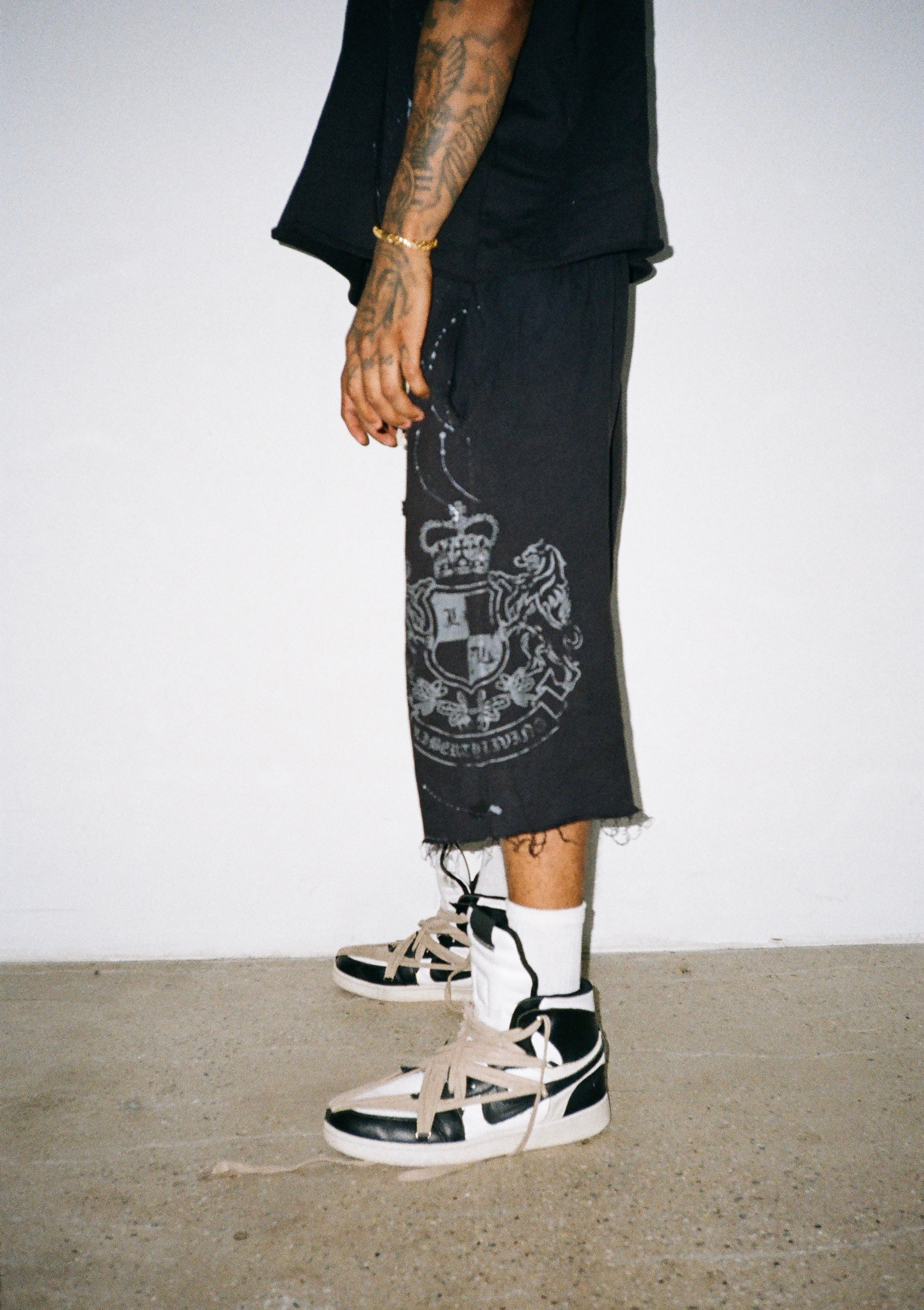 BLACK 3/4 SHORTS